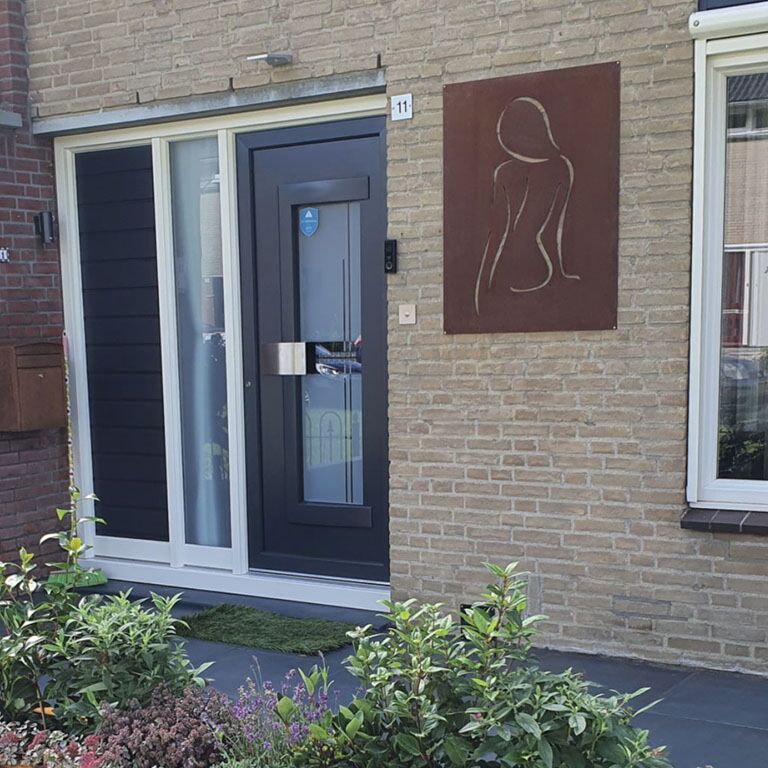 Vægdekoration af cortenstål Kvinde