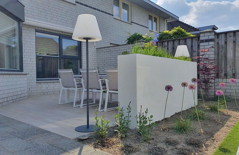 Skab hyggekroge med plantekasser på terrassen